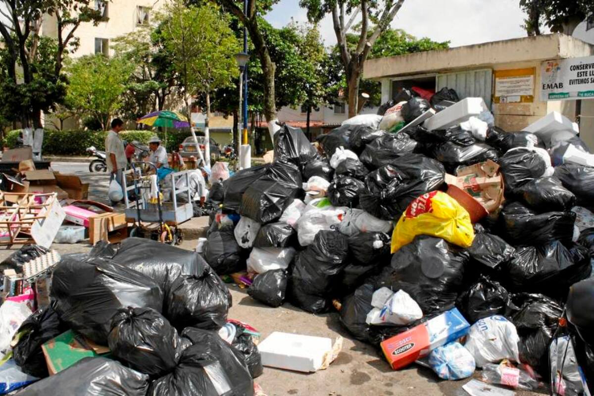 Inundados de basura estaban ayer varios barrios de la ciudad