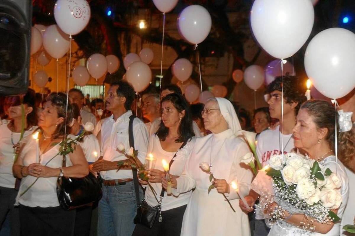 En junio pasado, días después de la muerte de Juan Guillermo Gómez Ospina, varias personas se congregaron en el parque San Pío para rendir homenaje a la memoria de este abogado bumangués, quien fue asesinado en Bogotá por robarle un celular. (Foto: Archivo / VANGUARDIA LIBERAL )