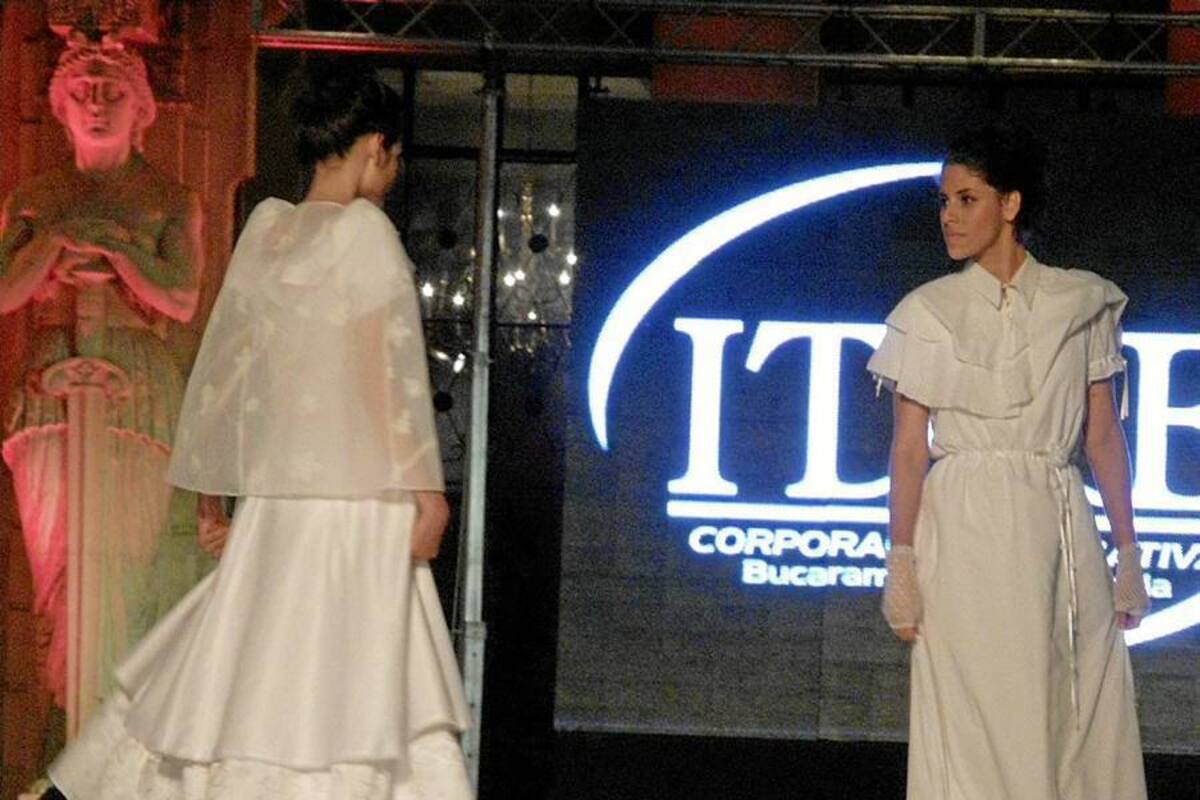 “La Moda del Bicentenario”, ese fue el nombre del singular desfile que organizaron los estudiantes de la UMB-ITAE hace dos años, con motivo de la conmemoración de la Independencia de Colombia. El certamen, que tuvo su propio estilo patriótico, se hizo tras una investigación elaborada en ese centro de educación superior. (Foto: / VANGUARDIA LIBERAL)