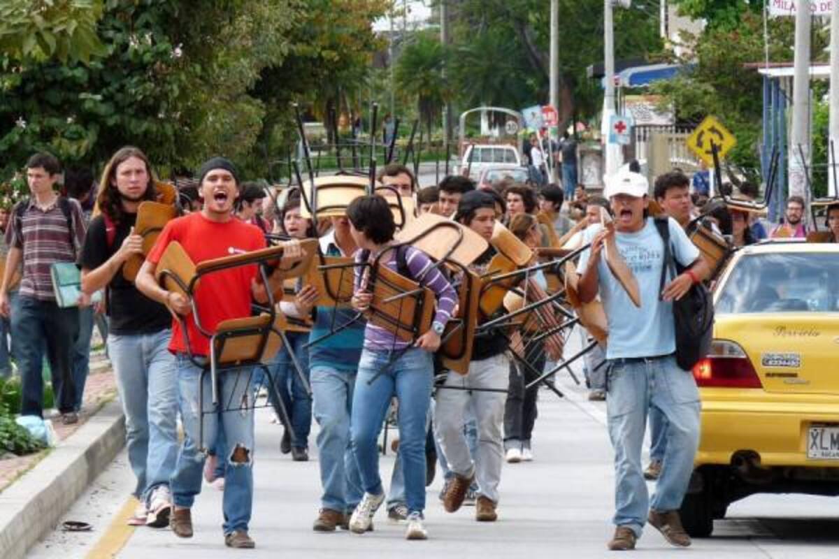El grupo de estudiantes salió del campus central de la UIS y caminó por la carrera 27 hasta llegar a la calle 14, donde permanecieron durante varios minutos. El 'pupitrazo' terminó a las 5:30 p.m.(Foto: Nelsón Díaz/VANGUARDIA LIBERAL)