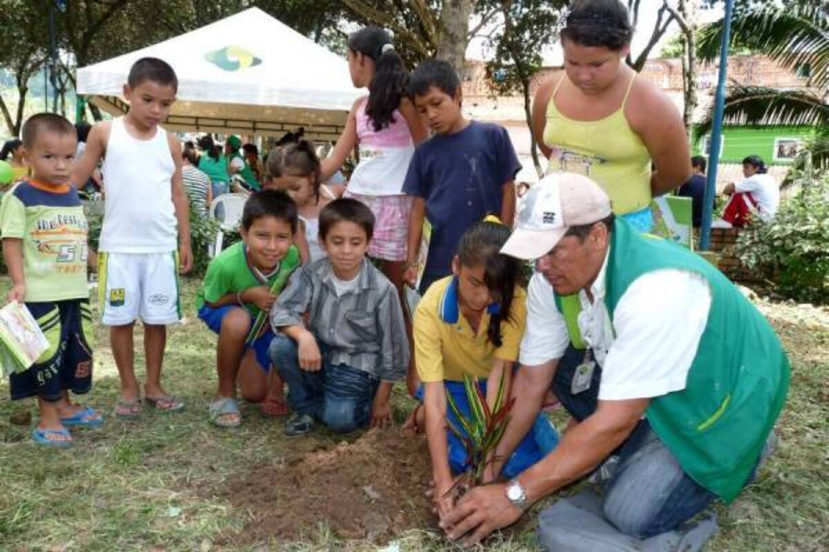 Los líderes comunitarios y vecinos beneficiados se comprometieron con cuidar las zonas recuperadas y evitar botar los residuos en las zonas comunes para garantizar la sostenibilidad de la jornada.(Foto: Nelson Díaz / VANGUARDIA LIBERAL )
