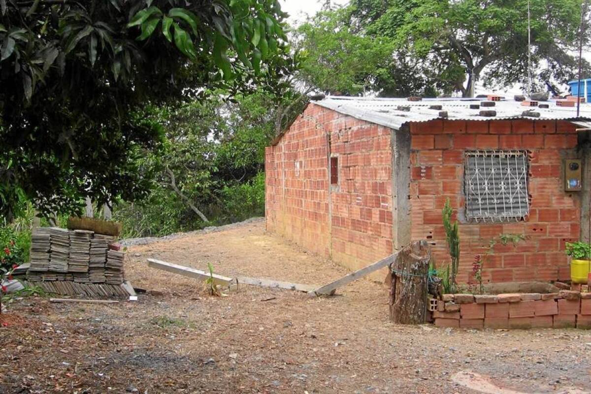 Perjudicada se encuentra la familia Reyes del barrio Pueblito Viejo por cuenta de una acción indebida de otros ciudadanos, que en la noche del jueves tumbaron el encerramiento de una zona verde que sufrió varios deslizamientos importantes de tierra, el cual buscaba proteger el terreno del peso de carros y motos que solían pasar todos los días. (Foto: Nancy Gómez Cala/VANGUARDIA LIBERAL)