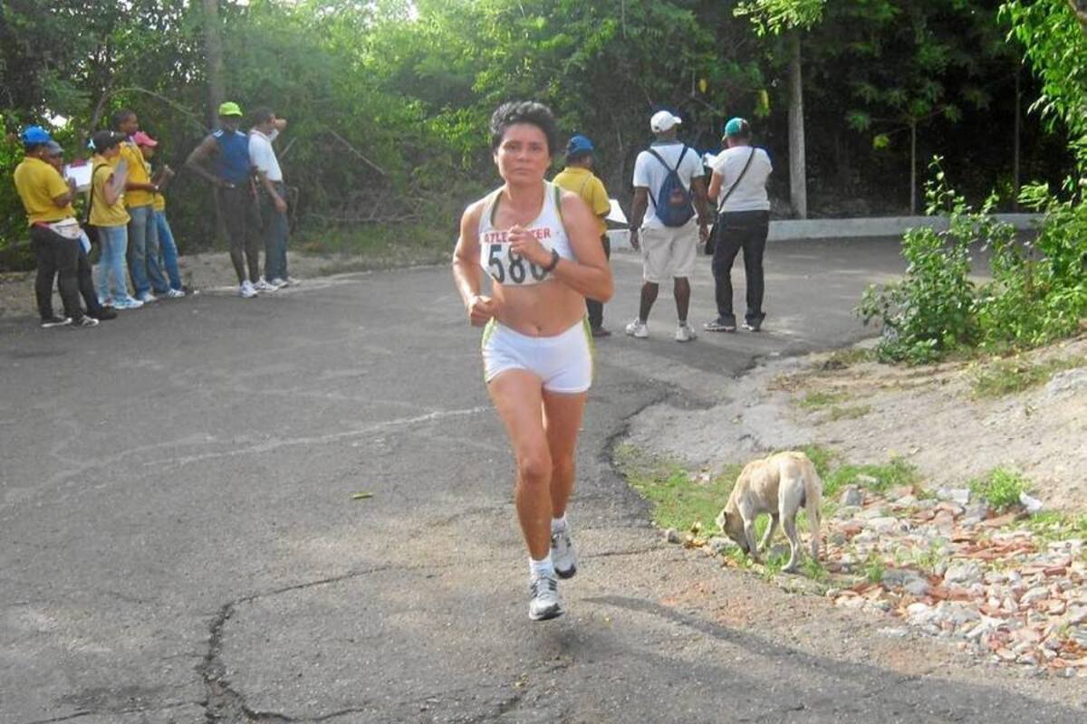 Dora Ismenia Sanabria Cárdenas, que posee orgullosamente ‘las piernas de oro de Simacota’, por sus constantes logros en el atletismo de los adultos más competitivos del país, luce luminosa dos nuevas medallas de oro, tras competir en el III Festival Nacional Máster del Mar. (Foto: Suministrada /VANGUARDIA LIBERAL )