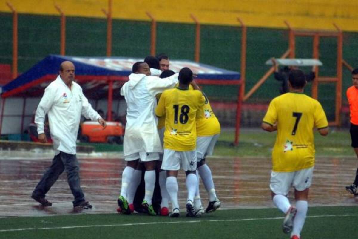 Después de la primera anotación todos los jugadores corrieron a celebrar con el técnico Fernando Velasco. (Foto: Jaime del Río / VANGUARDIA LIBERAL )