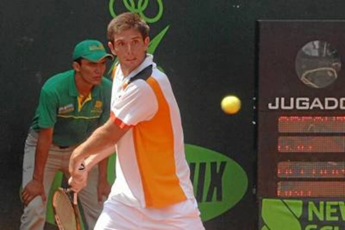 El estadounidense Wayne Odesnik sacó lo mejor de su repertorio en la final del Challenger Seguros Bolívar Open de Tenis de Bucaramanga, pero no le alcanzó para contrarrestar la efectividad del argentino Federico Delbonis. (Foto: Jaime del Río / VANGUARDIA LIBERAL)