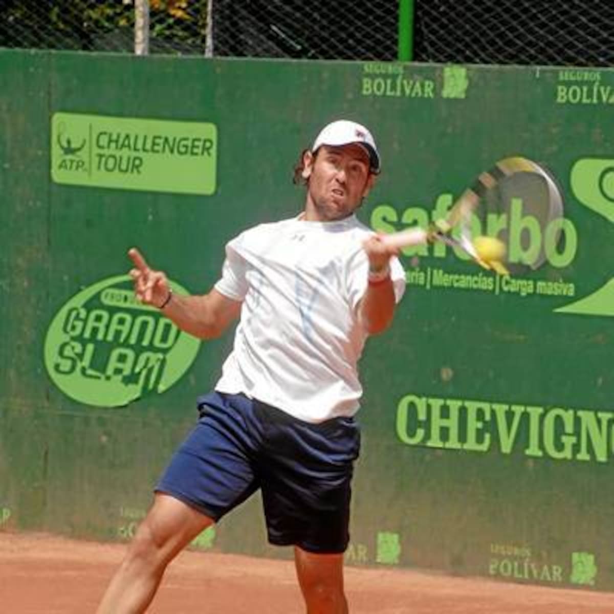 El estadounidense Wayne Odesnik sacó lo mejor de su repertorio en la final del Challenger Seguros Bolívar Open de Tenis de Bucaramanga, pero no le alcanzó para contrarrestar la efectividad del argentino Federico Delbonis. (Foto: Jaime del Río / VANGUARDIA LIBERAL)