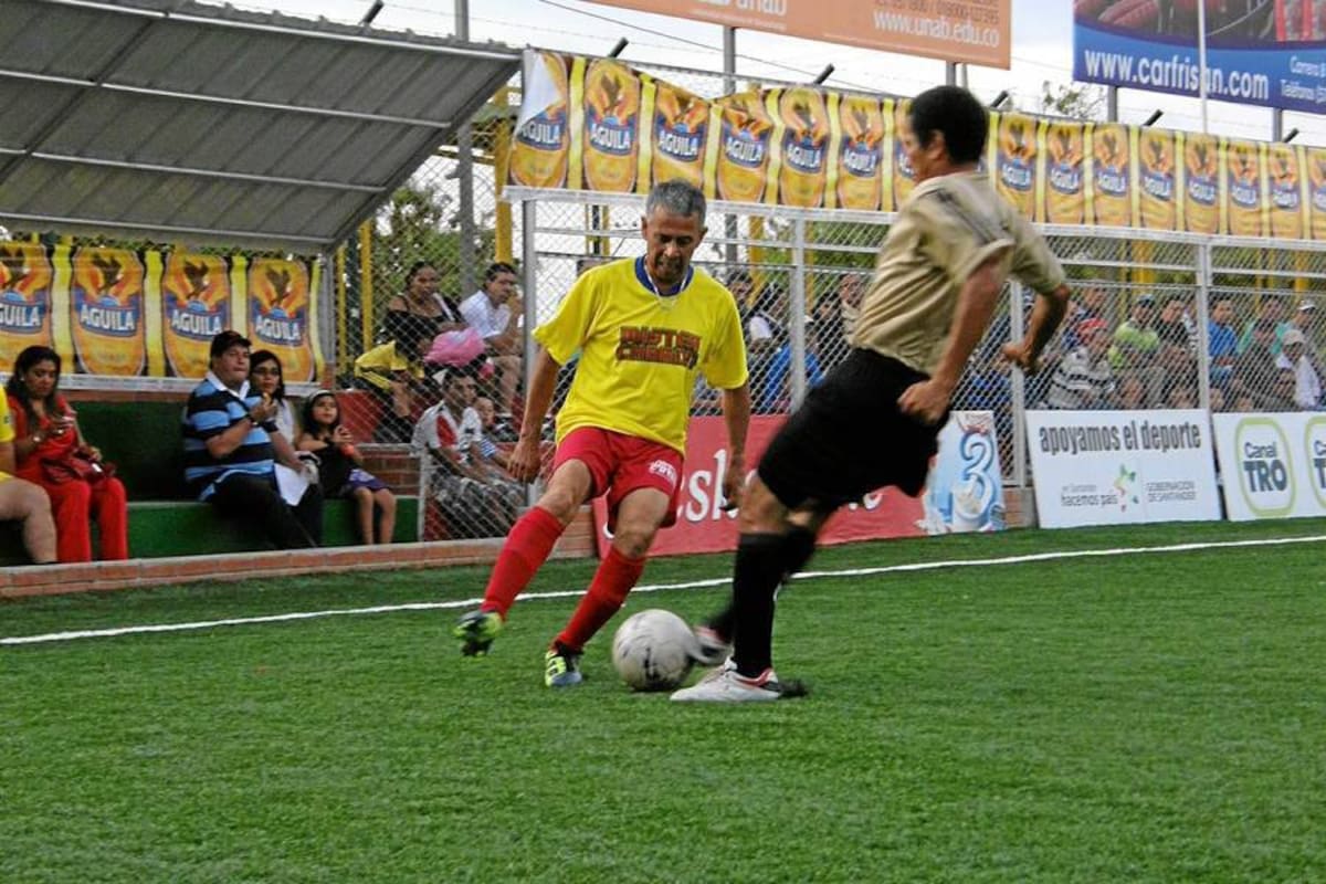 Esta tarde en la Cancha Marte saltarán al terreno de juego personajes, periodistas, políticos, empresarios y las viejas glorias del Atlético Bucaramanga, con motivo de la celebración del Día del Fútbol Santandereano. (Foto: Archivo / VANGUARDIA LIBERAL)