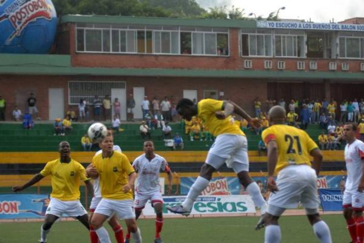 El defensor Tardelis Peña, nacido en Jamundí, Valle, hace 22 años, salió como figura ayer en el estadio Alfonso López de Bucaramanga, pues logró de cabeza el segundo gol del Atlético Bucaramanga, decretando la victoria 2 - 1 sobre Rionegro. (Foto: Jaime del Río / VANGUARDIA LIBERAL )