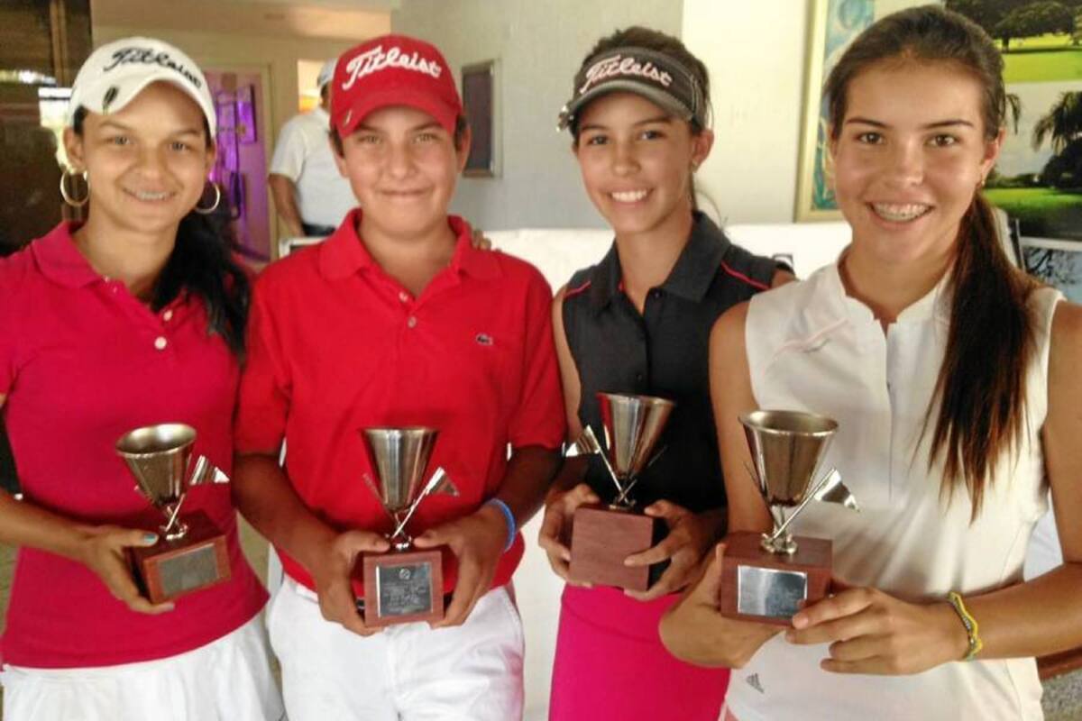 En esta fotografía aparecen cuatro de los protagonistas del golf santandereano que brillaron en la I Parada del Campeonato Nacional de Menores. Aparecen de izquierda a derecha Isabella Gómez Jurado (subcampeona en 13 – 14 damas), Felipe Ramírez Velandia (campeón en 13 – 14 años caballeros), Daniela Marín Rey (campeona en 15 – 17 años damas) y su hermana, María Natalia Marín Rey (subcampeona en 15 – 17 años damas). (Foto: Suministrada / VANGUARDIA LIBERAL)