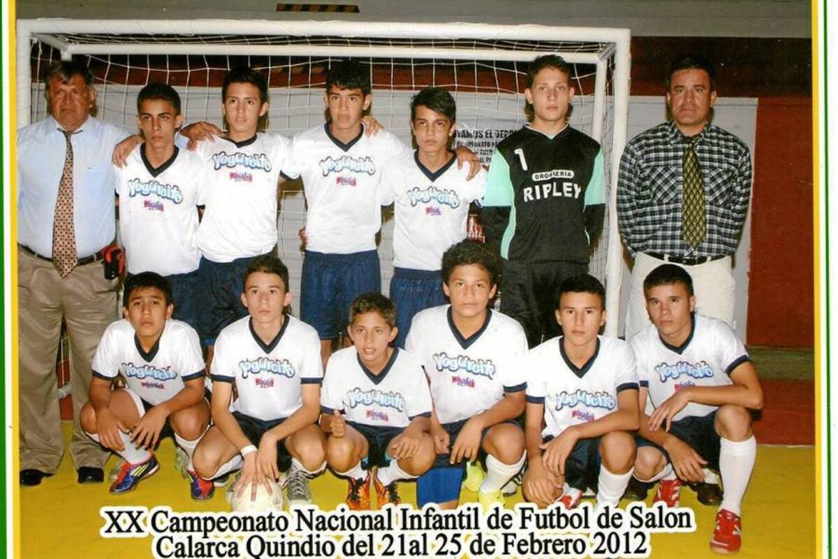 Esta es la selección Santander infantil de microfútbol que terminó cuarta en el Nacional disputado en Calarcá, Quindío. En la foto aparecen de pie, de izquierda a derecha Jorge Delgado (asistente técnico), Andrés Fuentes, Johan Hernández, Luis Hernández, Brayan Correa, Diomar Guerrero y Sergio Martín León (técnico). Hincados, y en el mismo orden, Richard Joya, Diego Martínez, Camilo León, José Luis Mendoza, Wilson Vargas y Ángel Ortiz.
