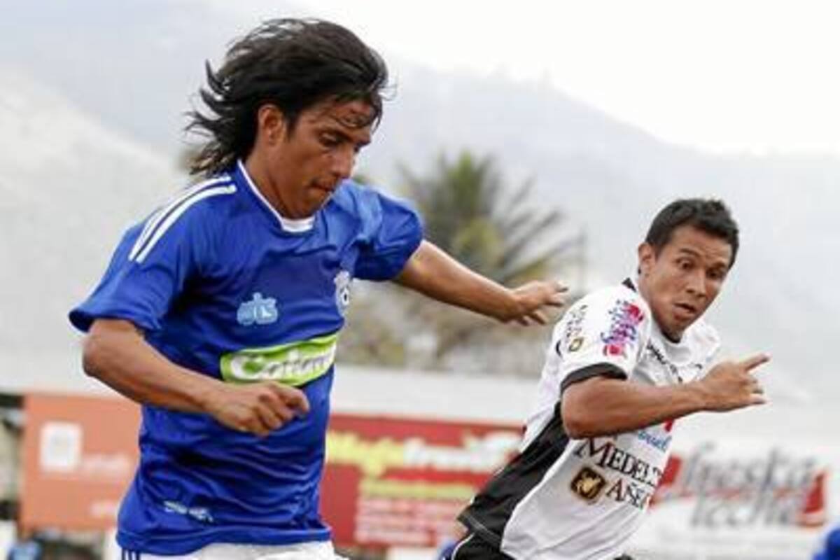 Real Santander – UTS, el equipo más rendidor del XXXI Torneo de la Cancha Marte y líder del Grupo B con puntaje perfecto, será el encargado de abrir la tercera fecha del campeonato de la categoría libre cuando enfrente esta noche a las 7:30 p.m. a Droguería Central – Clínica Materno Infantil Dishospitales – Alcaldía de Piedecuesta. (Foto: Javier Gutiérrez / VANGUARDIA LIBERAL)