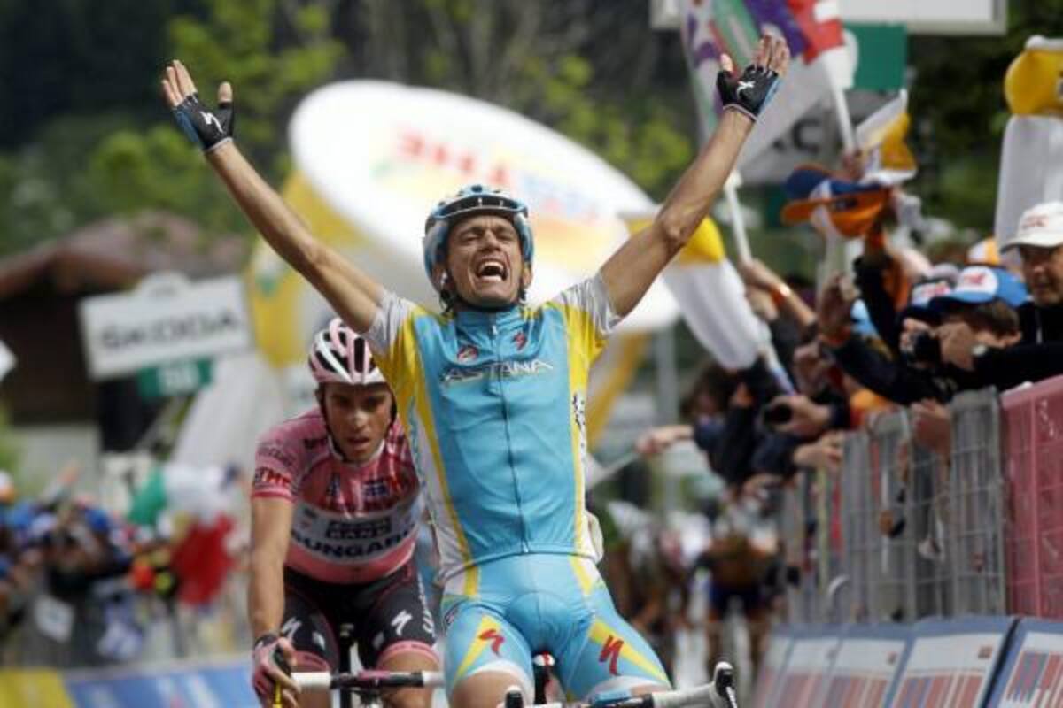 El pedalista italiano Paolo Tiralongo se impuso en la etapa 19 del Giro de Italia, luego de batallar duramente en el último kilómetro de la etapa, en la que fue alcanzado por Alberto Contador, líder de la prueba, quien tuvo la gentileza de darle una ayudita y permitirle ganar la fracción.(Foto: AFP / VANGUARDIA LIBERAL )