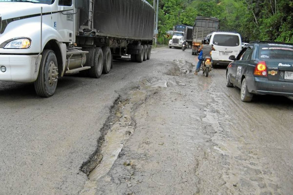 La vía alterna que se debe tomar es San Roque-La Paz-Valledupar-Bosconia y viceversa. (Foto: Archivo/VANGUARDIA LIBERAL )