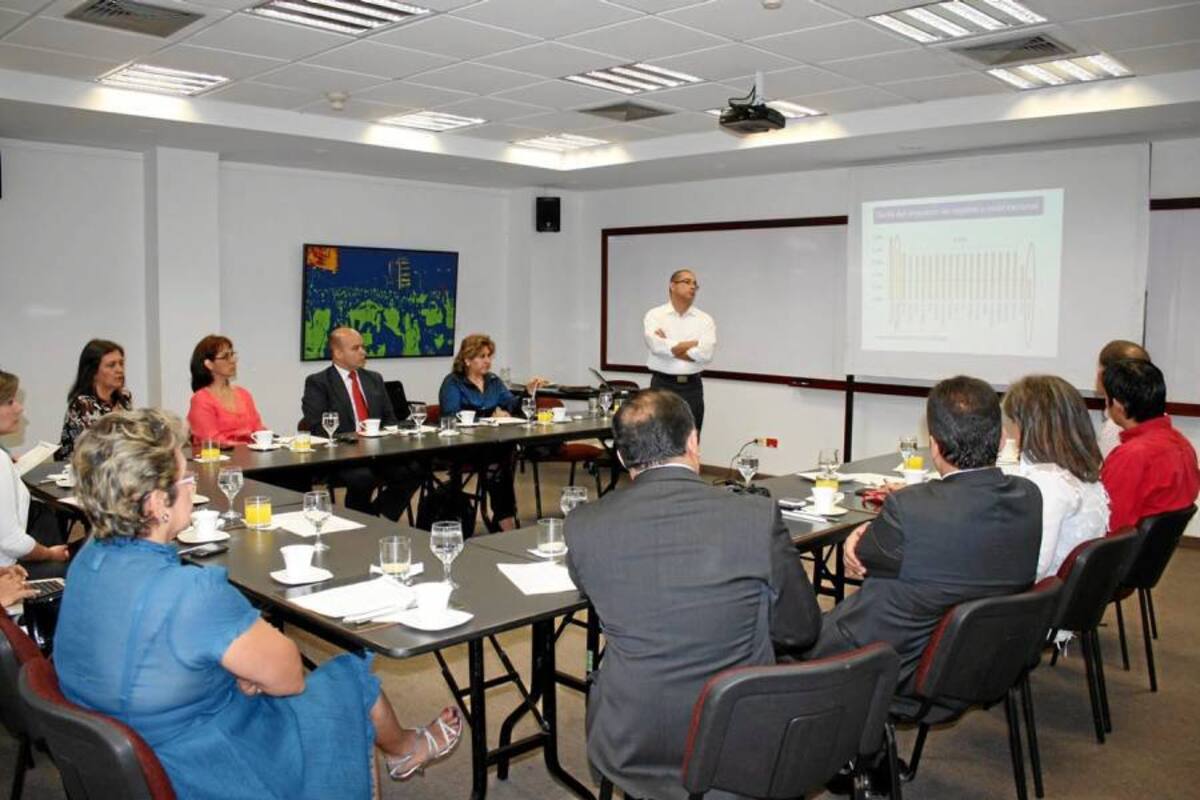 Se instalan mesas de trabajo para subir escalones en el Doing Business