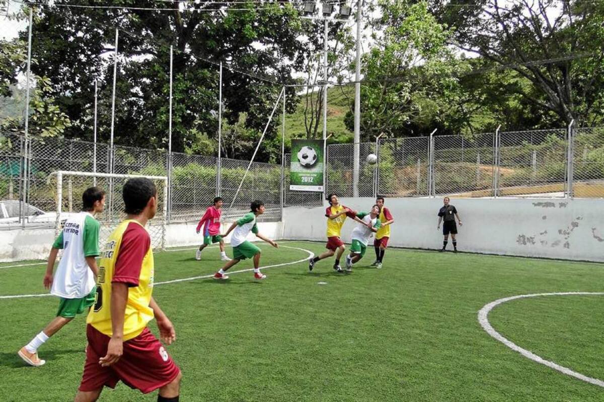 Con el propósito de reducir la violencia y traer paz a las comunidades del municipio, la Policía viene desarrollando estas actividades de entrega de armas y jornadas recreativas. (Foto: Suministrada/VANGUARDIA LIBERAL)