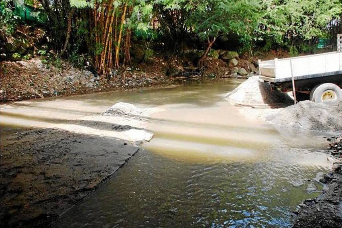 La extracción de arena o material de arrastre en las fuentes hídricas de Floridablanca solo se podrá realizar con el respectivo permiso de las autoridades locales. (Foto: Archivo / VANGUARDIA LIBERAL )