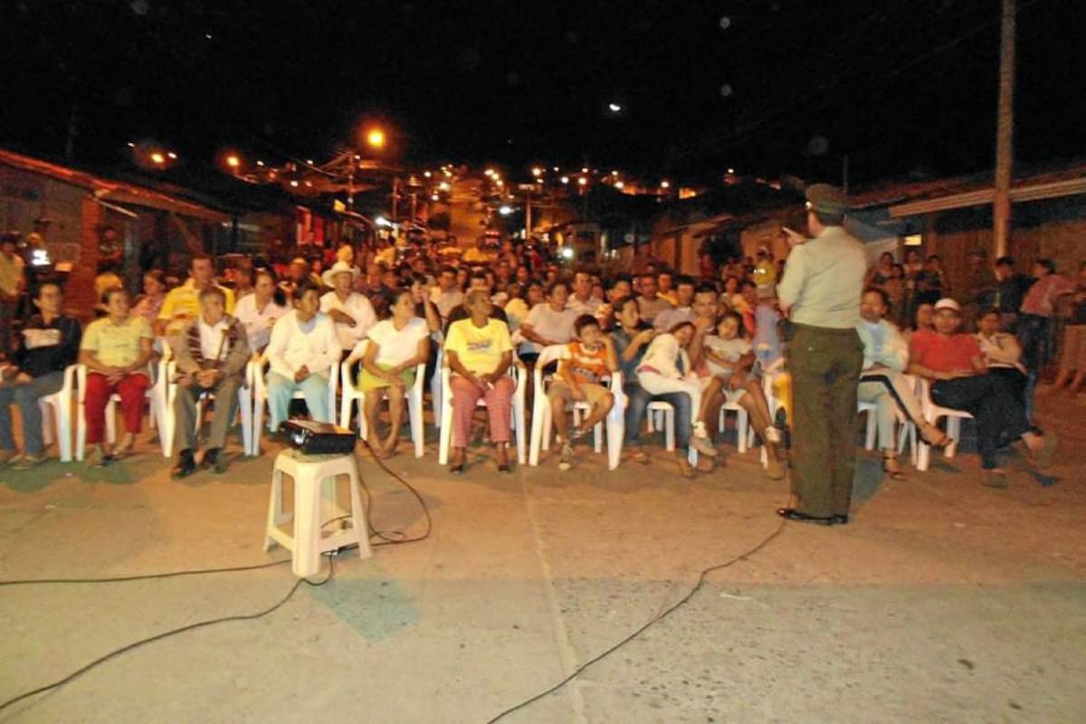 Habitantes de la Ciudadela José Antonio Galán se congregaron en una de las calles del barrio para exponer ante el coronel Edgar Enrique Nieto Cárdenas, comandante de policía del departamento, sus inquietudes y escuchar las soluciones y estrategias a aplicar para mejorar la seguridad. (Foto: Nancy Acuña R./VANGUARDIA LIBERAL)