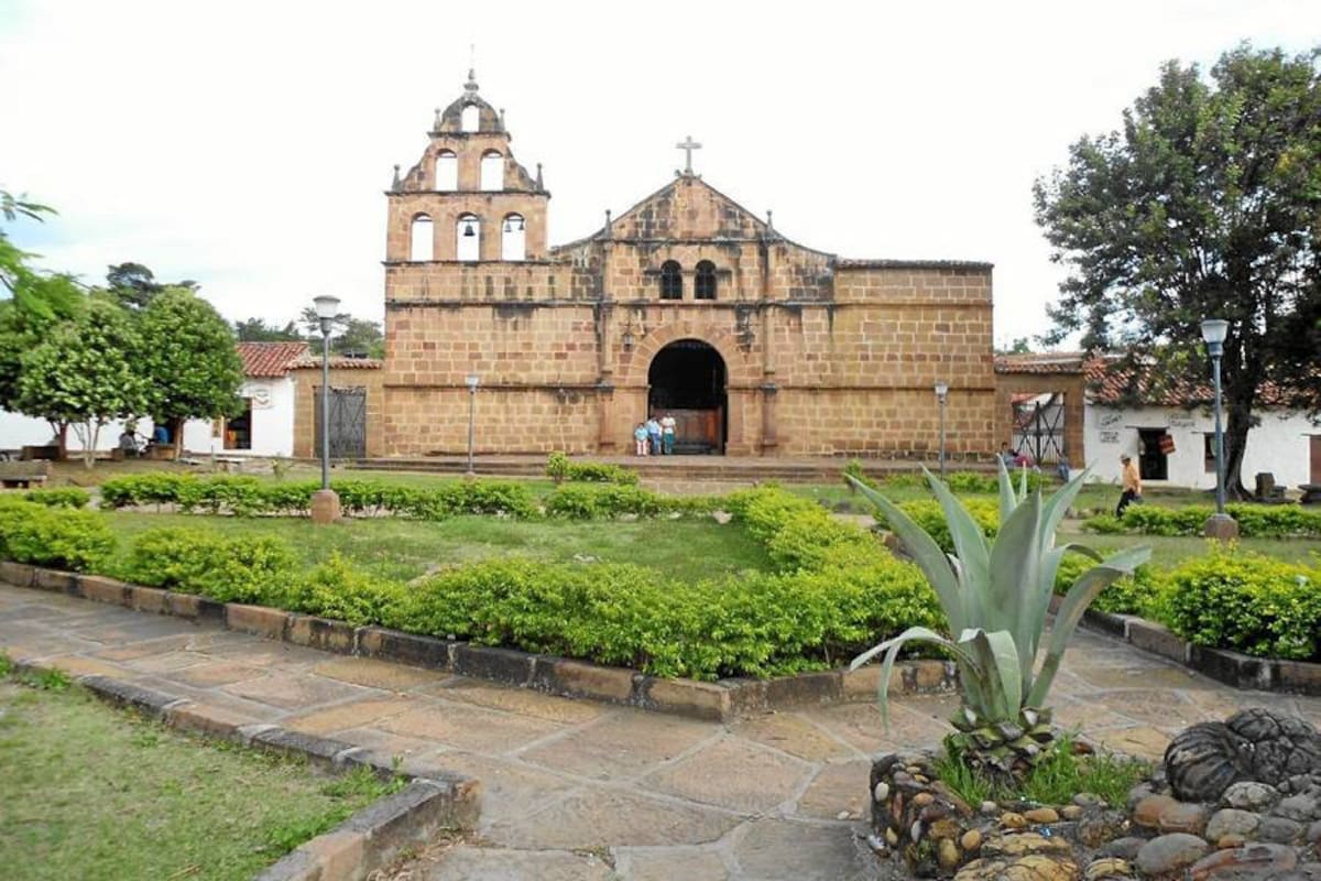 Guane conserva un trazado colonial y un empedrado tradicional que la comunidad busca proteger.
