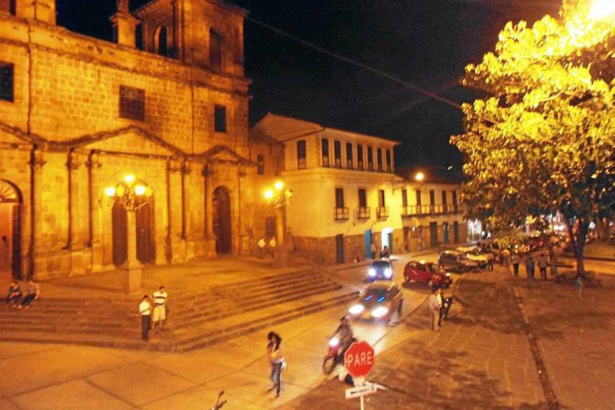 El día sin carro no se permitirá el estacionamiento de vehículos en los alrededores del parque principal ni el tránsito de motociclistas, exceptuando los de empresas domiciliarias legalizadas, pero sin parrillero (Foto: Archivo/VANGUARDIA LIBERAL)