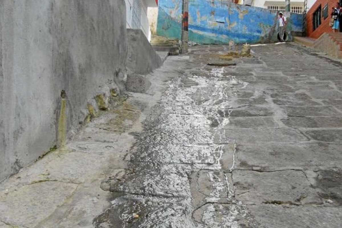 En la imagen se aprecia la corriente de aguas negras que bajan por la calle 10, afectando a los residentes del sector por los fétidos olores que se registran las 24 horas del día. (Foto: Suministrada/VANGUARDIA LIBERAL)