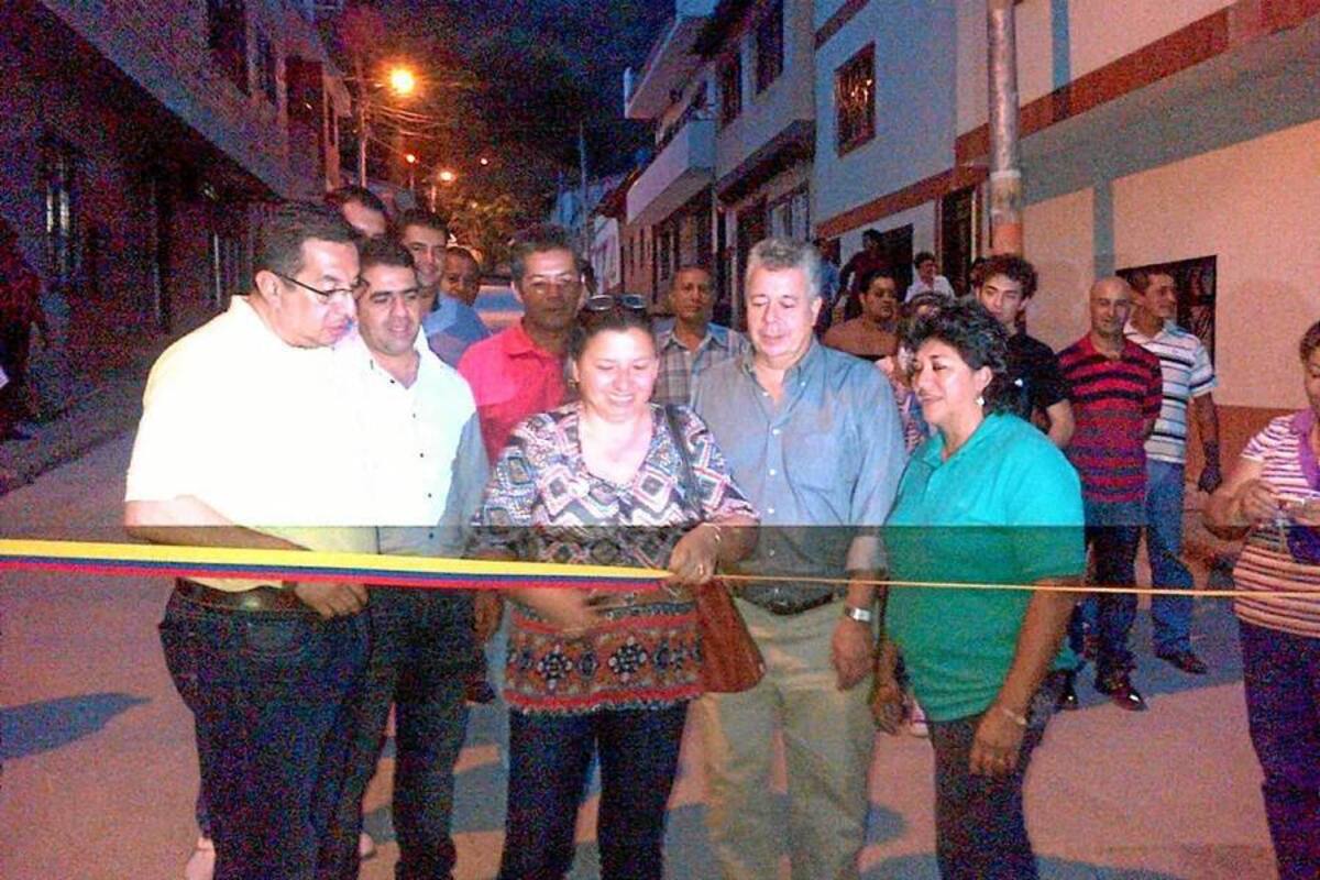 La inauguración estuvo acompañada de concejales, líderes y residentes del barrio Carlos Martínez. En la imagen la gerente de Acuasan, Alba Lucia Muñoz Neira, corta la cinta, la acompaña el alcalde Álvaro Agón Martínez, la concejal Marleny Vesga, el secretario de Educación Pedro Nel Rodríguez y el secretario del Interior, Israel Torres Chacón. (Foto: Suministrada / VANGUARDIA LIBERAL)