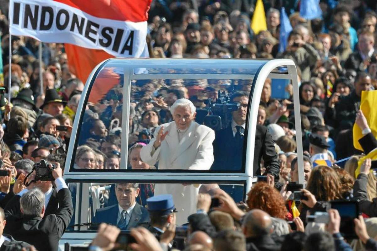 Bajo un sol resplandeciente y en medio de fuertes medidas de seguridad, miles de peregrinos ovacionaron al Papa alemán cantando y clamando en su honor: “¡Benedicto!, ¡Benedicto!” en la Plaza de San Pedro, mientras este los saludaba por última vez desde el papamóvil. (Foto: AFP / VANGUARDIA LIBERAL)