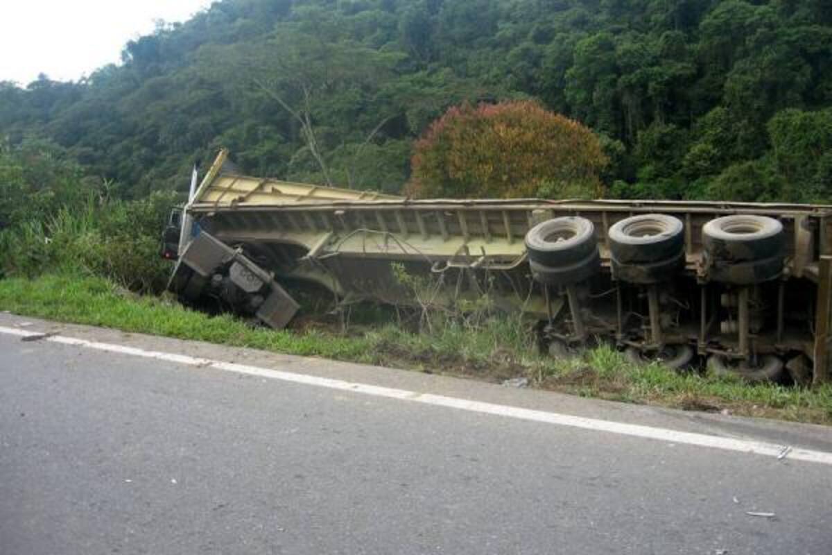 Al parecer el exceso de velocidad habría ocasionado el accidente donde tanto el tractocamión como el vehículo particular quedaron volcados por fuera de la carretera.(Foto: John Alexander Güisa/VANGUARDIA LIBERAL)