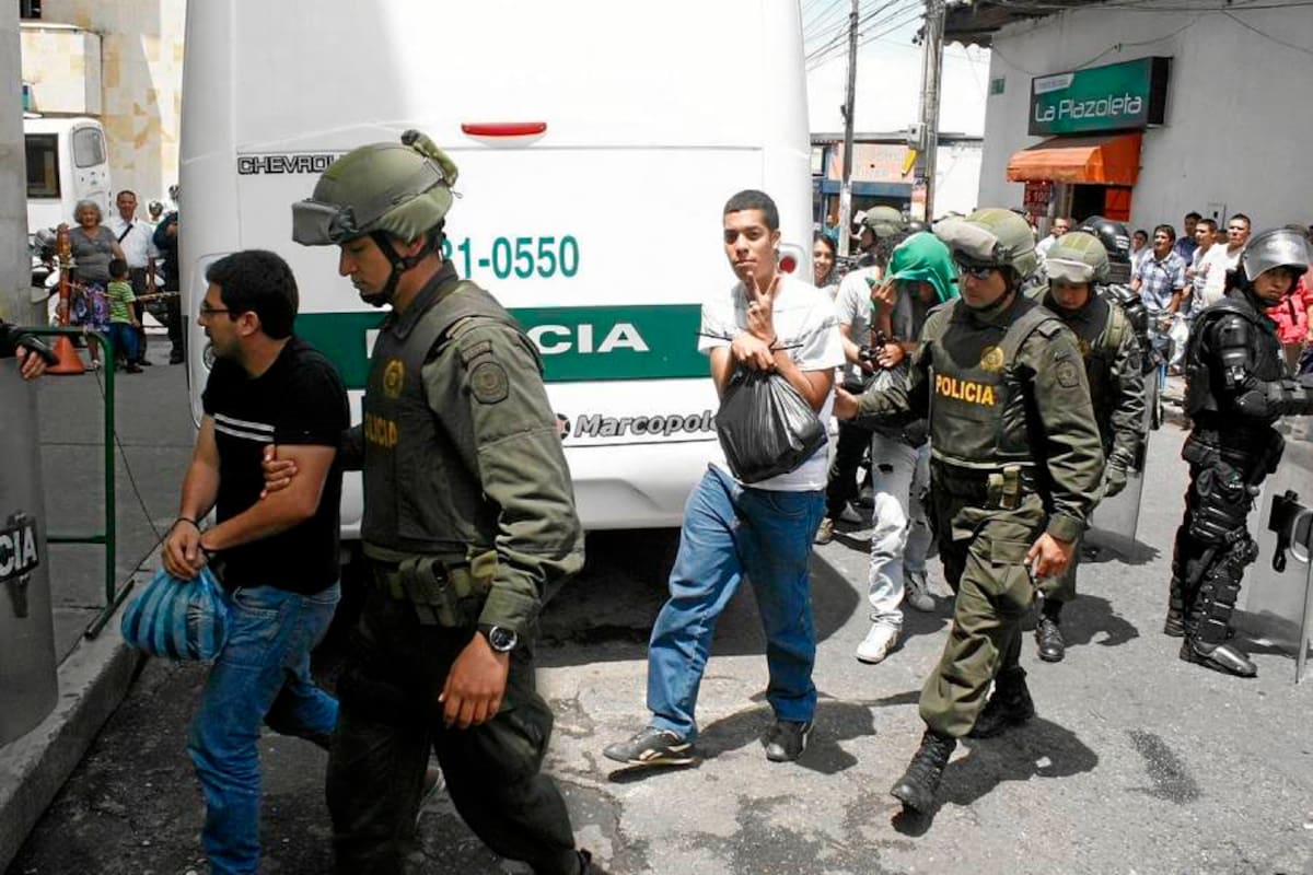 Mientras era conducido a la sala de audiencia uno de los capturados hizo con su mano lo que sería una señal de victoria. Ellos deberán responder por el delito de tráfico, fabricación y porte de armas de fuego y explosivos de uso privativo de las Fuerzas Militares. (Foto: Marco Valencia/VANGUARDIA LIBERAL )