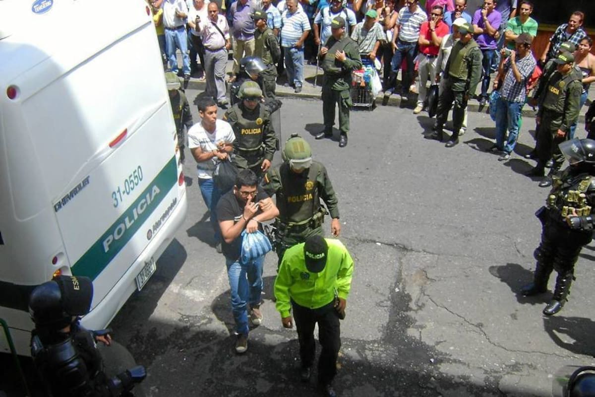Entre los capturados hay dos mujeres, un menor de edad y dos jóvenes y un docente. Ellos llegaron a Bucaramanga el pasado lunes procedentes de Medellín, Cali, Bogotá, Boyacá y Villavicencio. (Foto: Yuriana Calderón/VANGUARDIA LIBERAL )