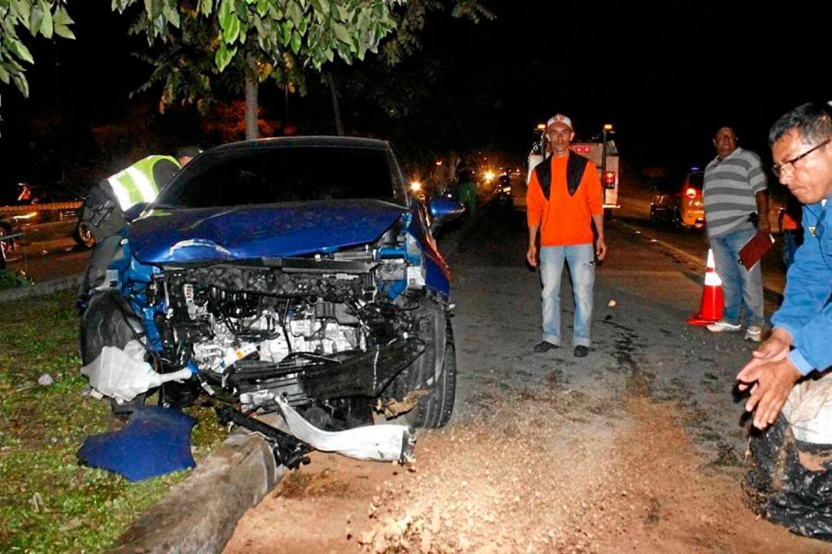 El accidente de presentó el martes a las 8:30 de la noche en la vía que de Floridablanca conduce a Bucaramanga. (Foto: Mauricio Betancourt/ VANGUARDIA LIBERAL)