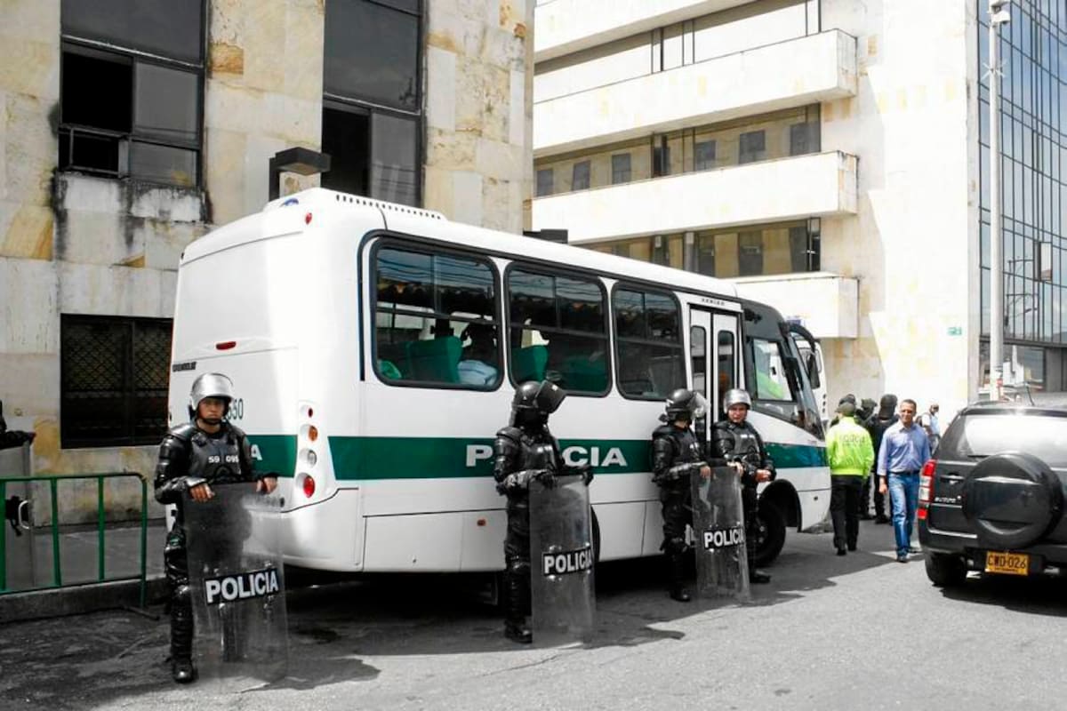 Fuertemente custodiados por la Policía llegaron los capturados al Centro de Servicios Judiciales de Bucaramanga donde fueron presentados en audiencia pública ante un juez de control de garantías. (Foto: Marco Valencia/VANGUARDIA LIBERAL )