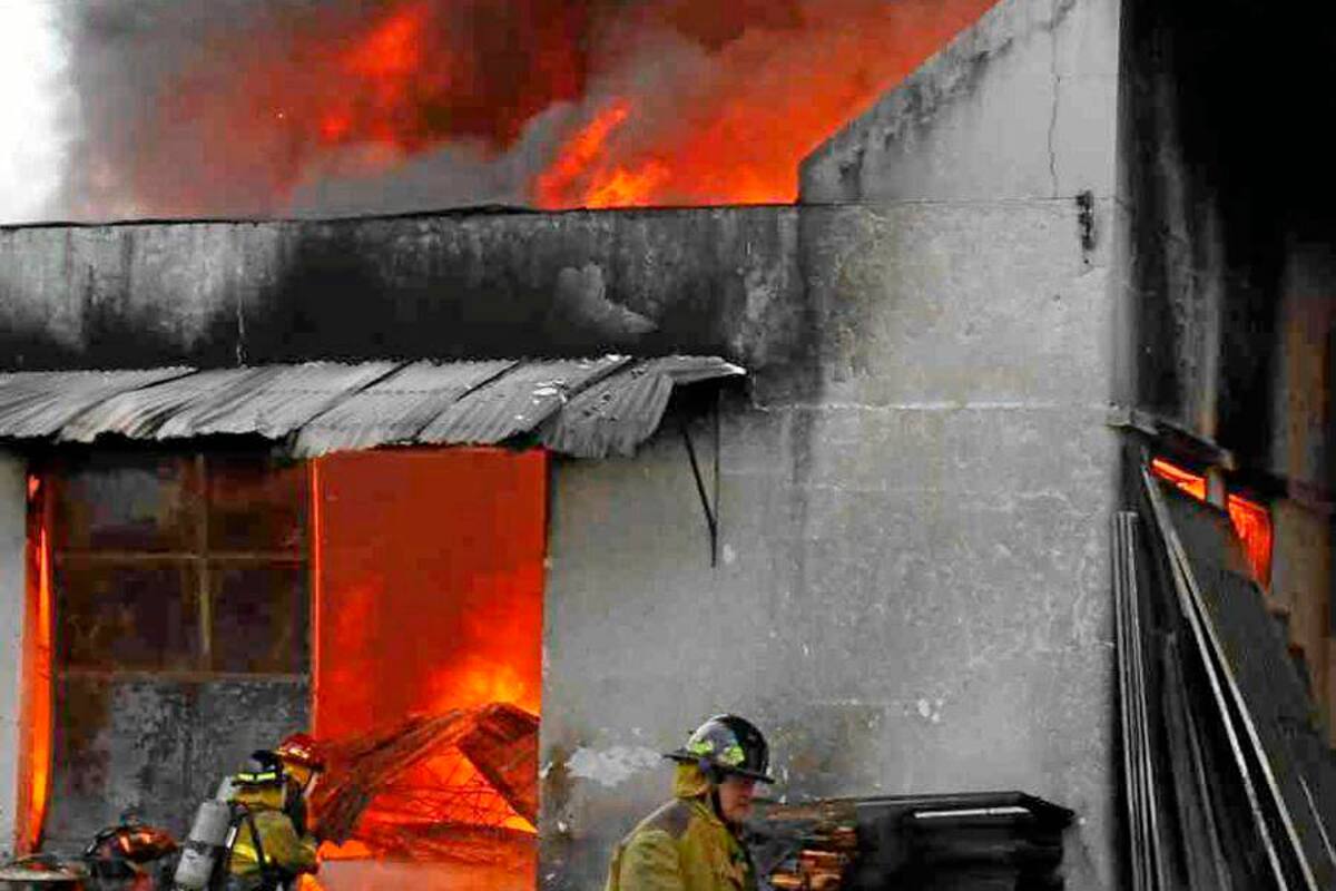 Pánico y millonarias pérdidas tras incendio en una bodega (Foto: Nelson Díaz/VANGUARDIA LIBERAL )