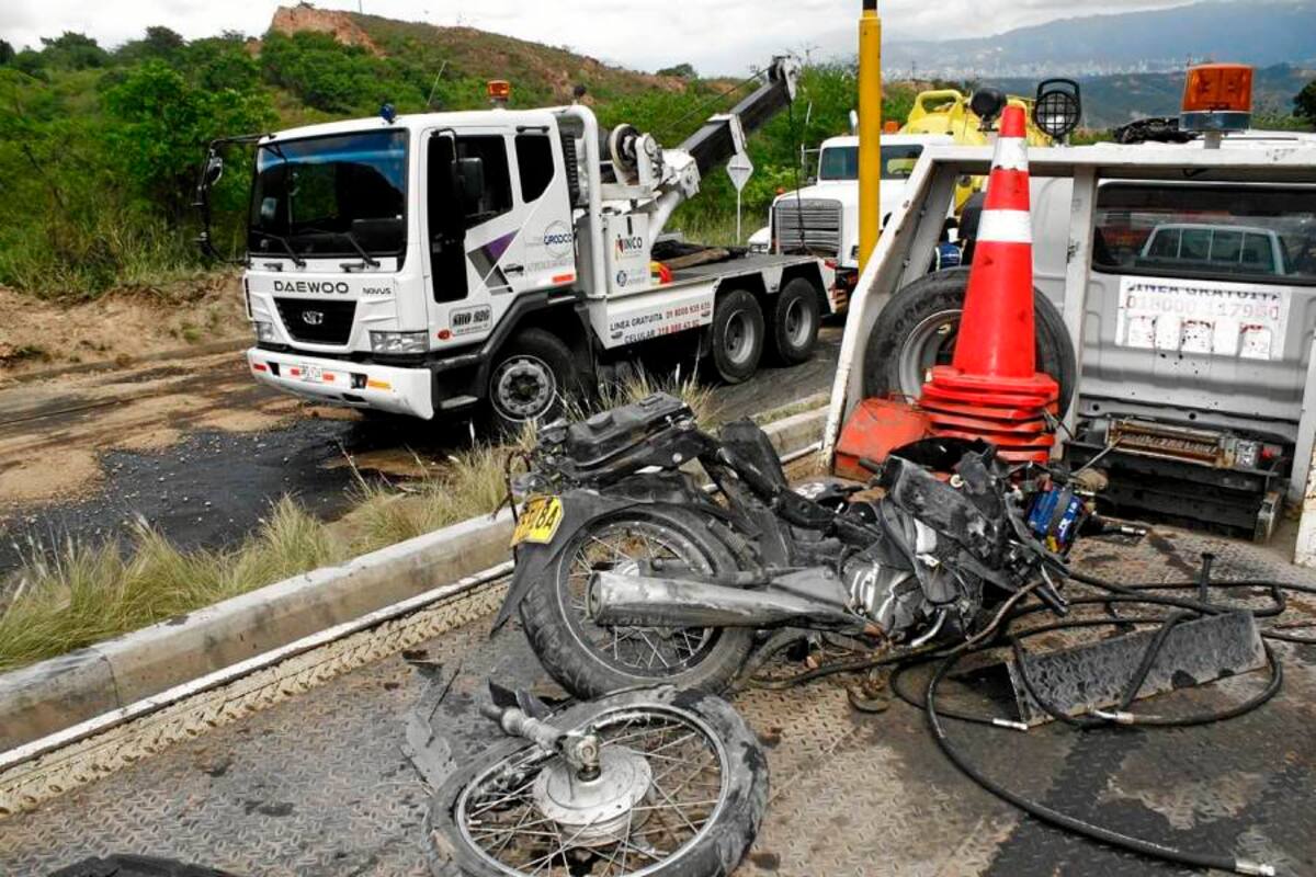 Así quedó la motocicleta en la que se movilizaba Omaira Martínez Rincón, de 31 años, quien milagrosamente se salvó de morir bajo las llantas de un camión. (Foto: Marco Valencia/VANGUARDIA LIBERAL )