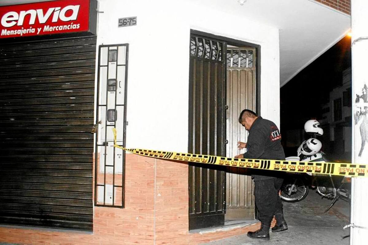 El asesinato se presentó el miércoles a las 7:00 de la noche en la carrera 17C No 57-06, del barrio Ricaurte, en Bucaramanga. La víctima fue trasladada a la Clínica Saludcoop, a donde llegó sin signos vitales. (Foto: Marco Valencia/VANGUARDIA LIBERAL )
