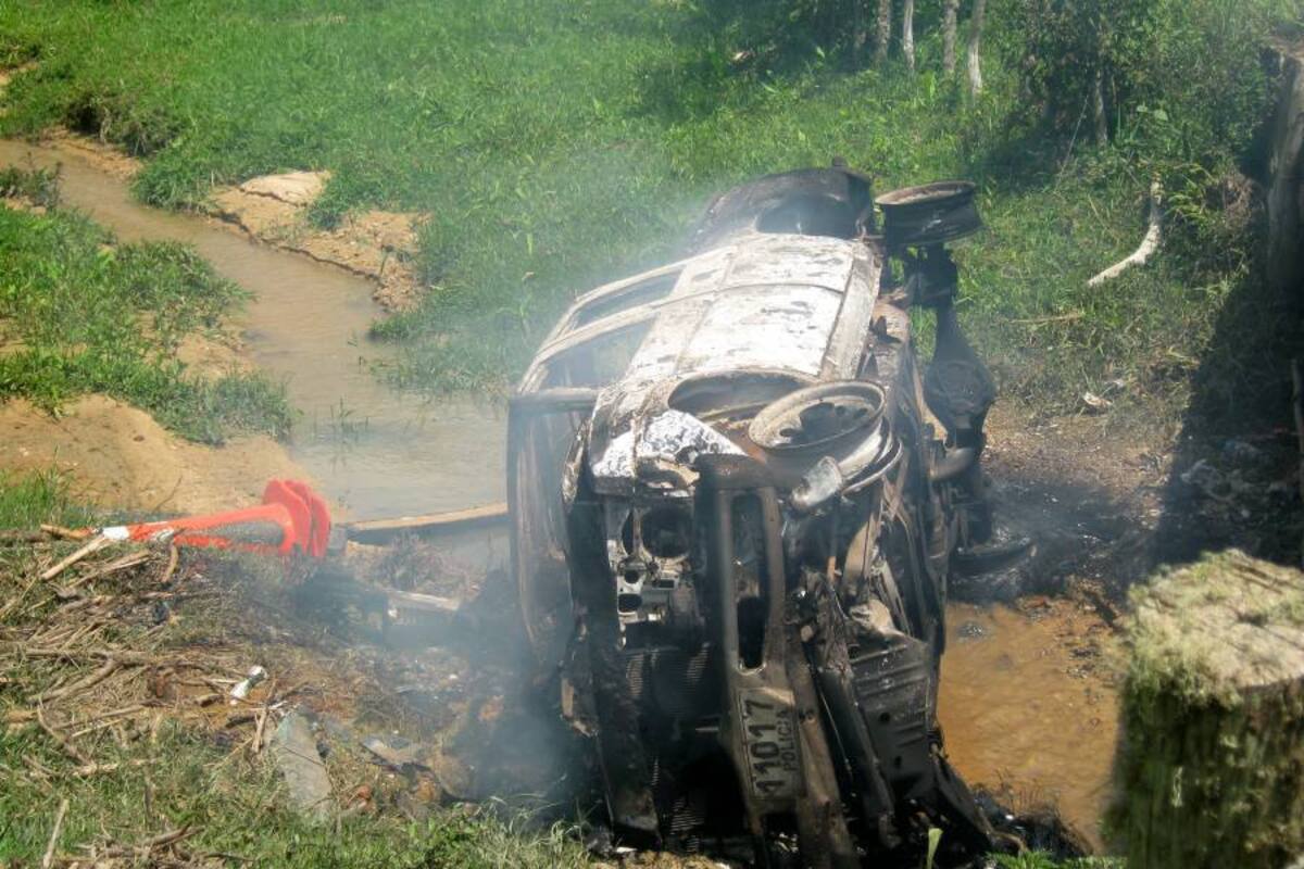 La camioneta quedó completamente destruida a un lado de la carretera donde fue instalada la carga explosiva. (Foto: Suministrada Ocaña 7 Días/VANGUARDIA)