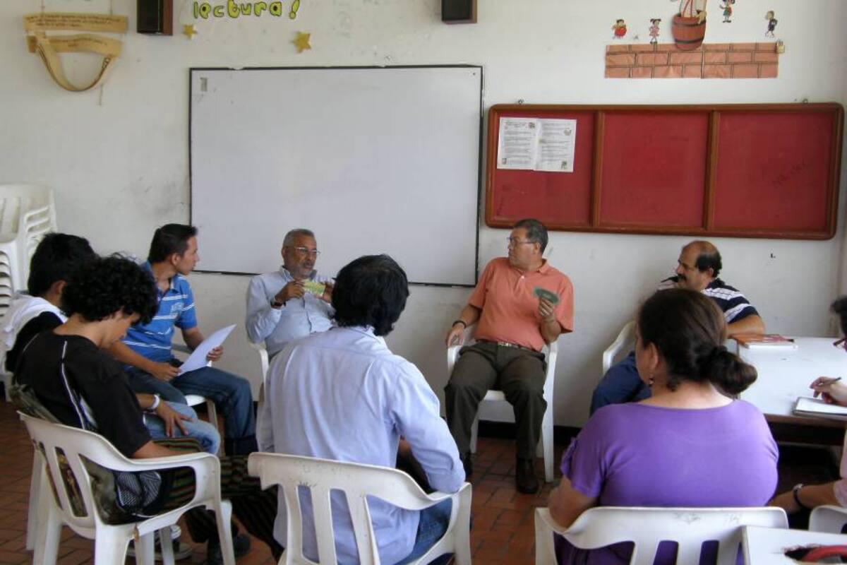 Los miembros del Consejo de Juventud de Piedecuesta dialogan con profesores sobre la creación del plan de desarrollo. (Foto: Sully Catherine Santos H./VANGUARDIA LIBERAL)