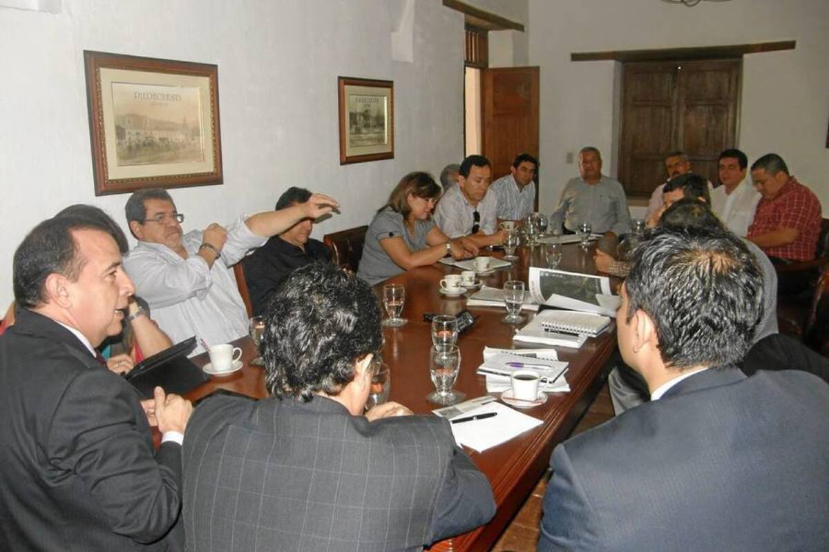 Ayer se llevó a cabo en la Alcaldía la tercera mesa de trabajo para la entrada en operación de la II Fase de Metrolínea. (Foto: Edgar Omar Bustos A / VANGUARDIA LIBERAL )
