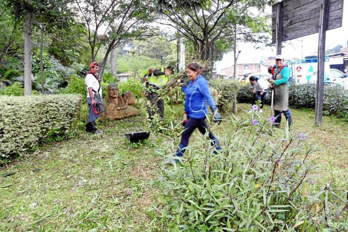 Aspectos de los trabajos de poda y limpieza realizado en la parte externa del Parque Natural El Gallineral, en la que trabajaron personal de Bomberos, Acuasan, Policía e Instituto de Cultura y Turismo junto con la administración del Parque. (Foto: Nancy Acuña R /VANGUARDIA LIBERAL)