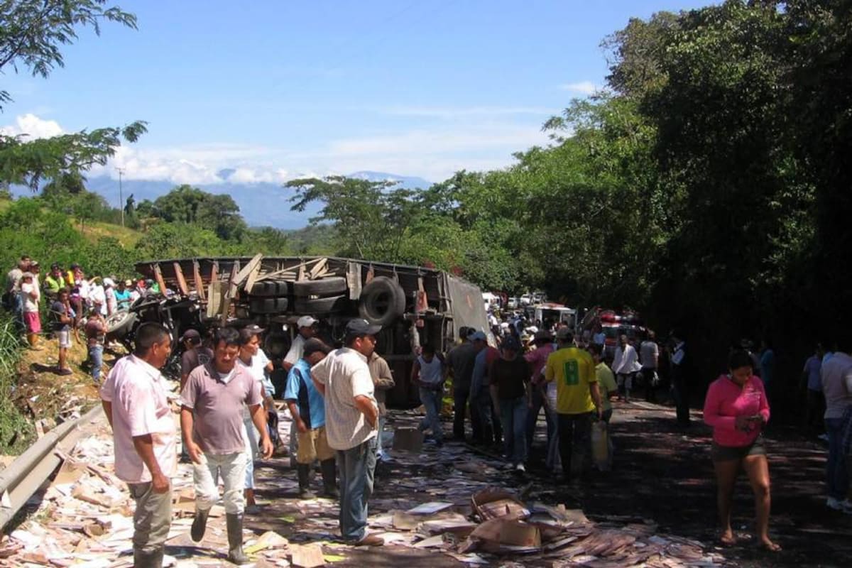 En el accidente de tránsito murieron dos jóvenes oriundos y residentes en San Gil. (Foto: Nancy Gómez/VANGUARDIA LIBERAL)