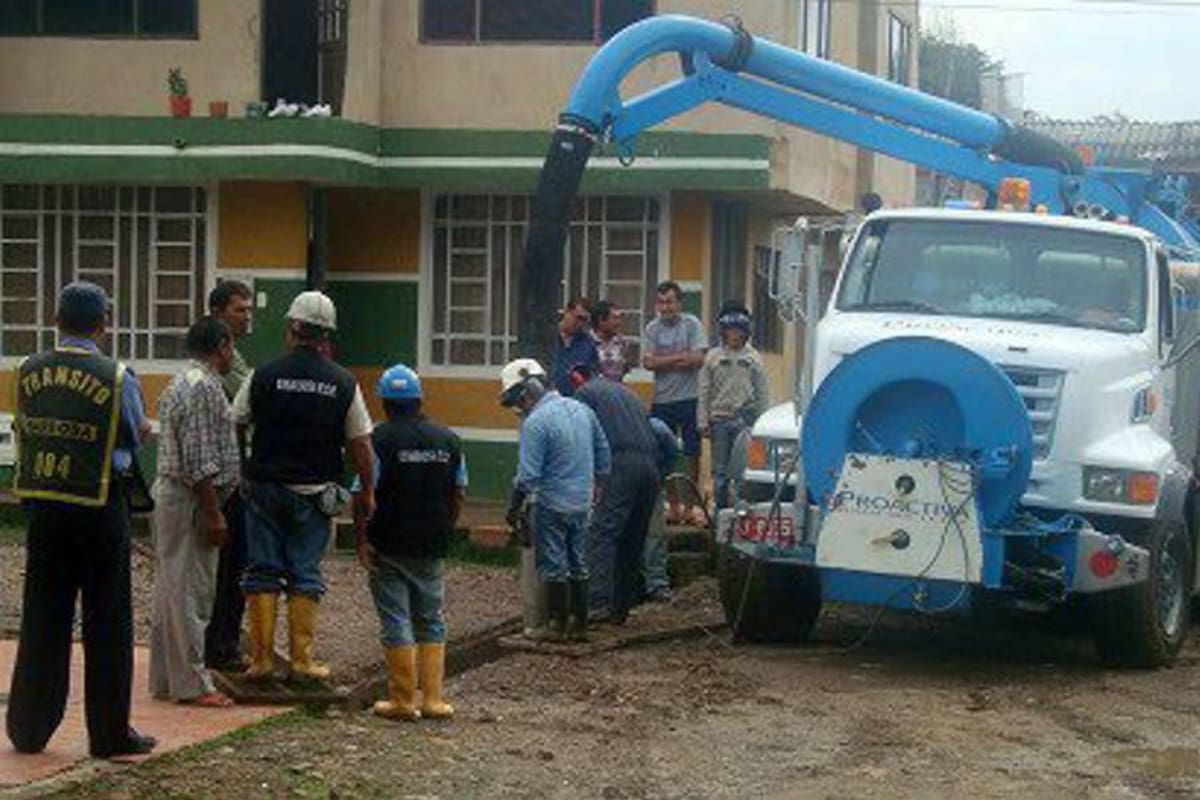Con maquinaria especial, Esbarbosa efectúa la limpieza de alcantarillas para facilitar los desagües y evitar inundaciones con la llegada del invierno. (Foto: Archivo / VANGUARDIA LIBERAL)