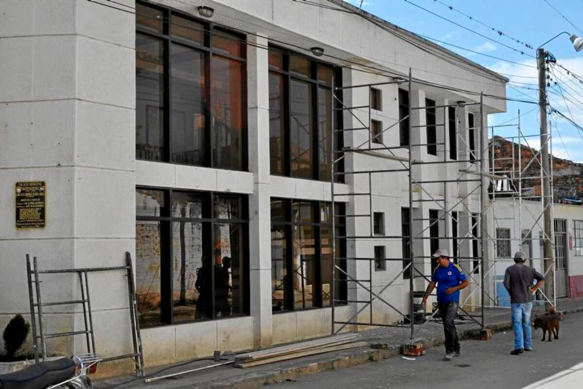Trabajos de mantenimiento que se realizan en el palacio municipal de Güepsa. (Foto: Luis Fernando Martínez Vargas/VANGUARDIA LIBERAL)