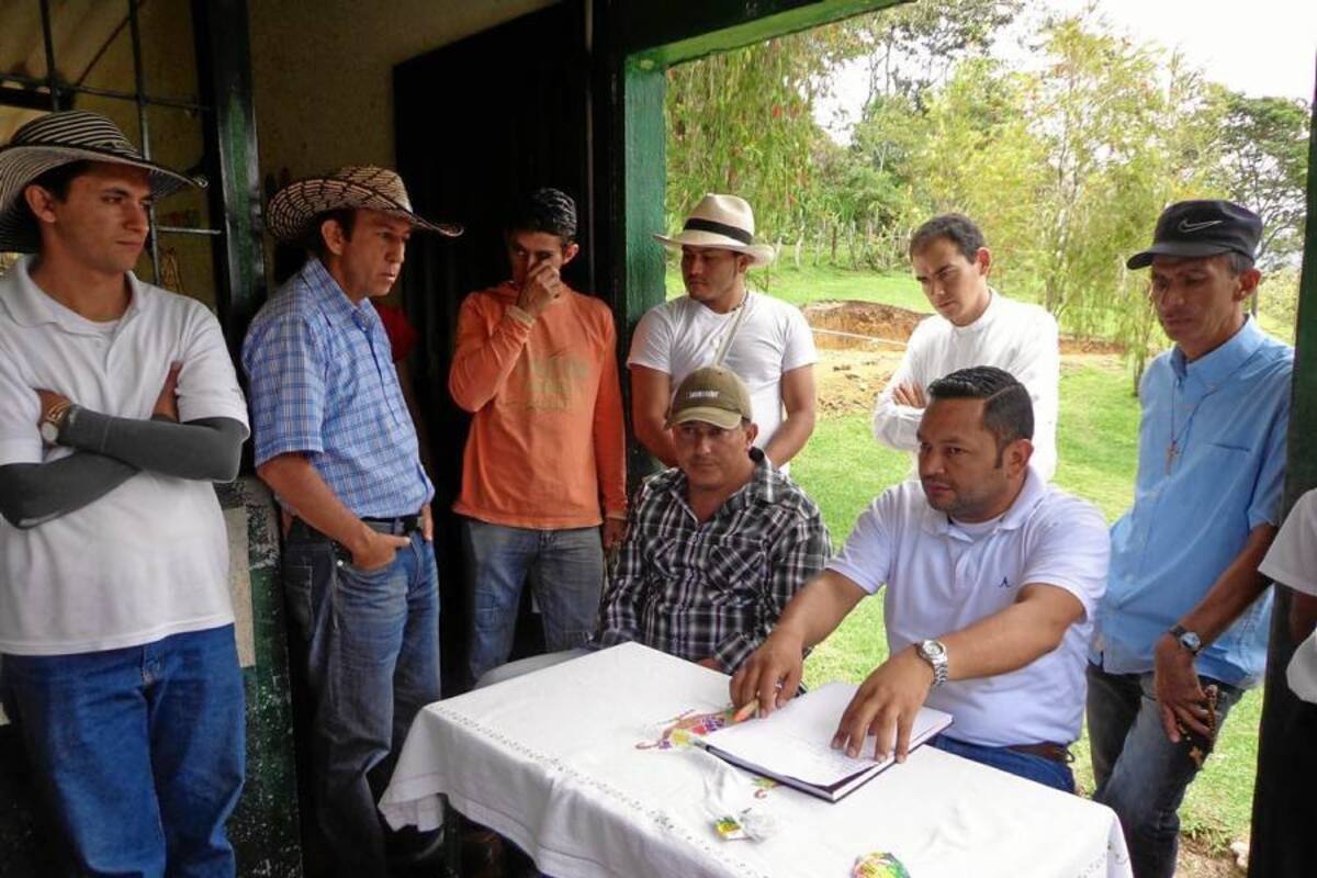 Aspectos de la reunión de los habitantes de la vereda Meseta de Yariguíes con los alcaldes de Aguada y Guacamayo. (Foto: Suministrada/VANGUARDIA LIBERAL )