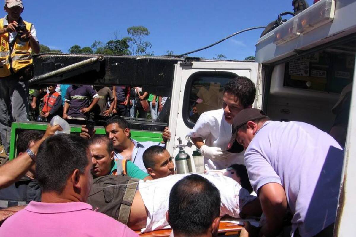 Aspectos del momento en que Fabio Gualdrón Triana era finalmente sacado de la cabina del doble troque, de donde minutos antes había sido sacado también su hermano, Sergio. (Foto: Nancy Gómez/VANGUARDIA LIBERAL)