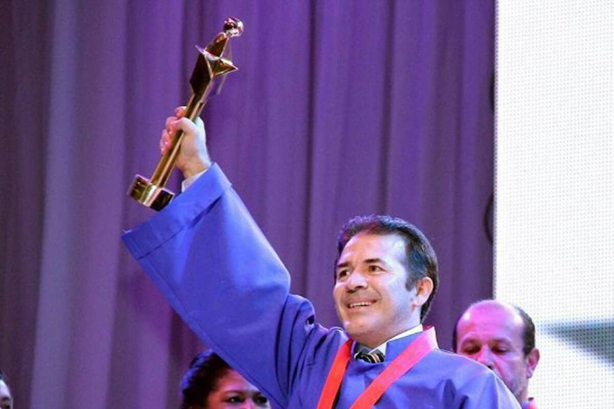 Carlos Enrique Sánchez lució orgulloso la estatuilla bañada en oro que lo consolidó como el ganador del Premio Compartir al Maestro 2011, a la vez que fue otorgado un reconocimiento en dinero de $10 millones al Instituto Técnico Industrial donde labora. (Foto: Suministrada /VANGUARDIA LIBERAL)