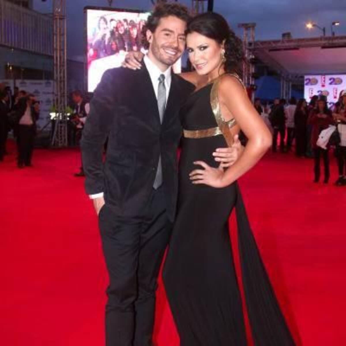 Juan Pablo Espinoza y Katherine Porto, los presentadores del pre show de la entregra de premios, posaron para los lentes de todos los periodistas en la alfombra roja.(Foto: Colprensa/VANGUARDIA LIBERAL)