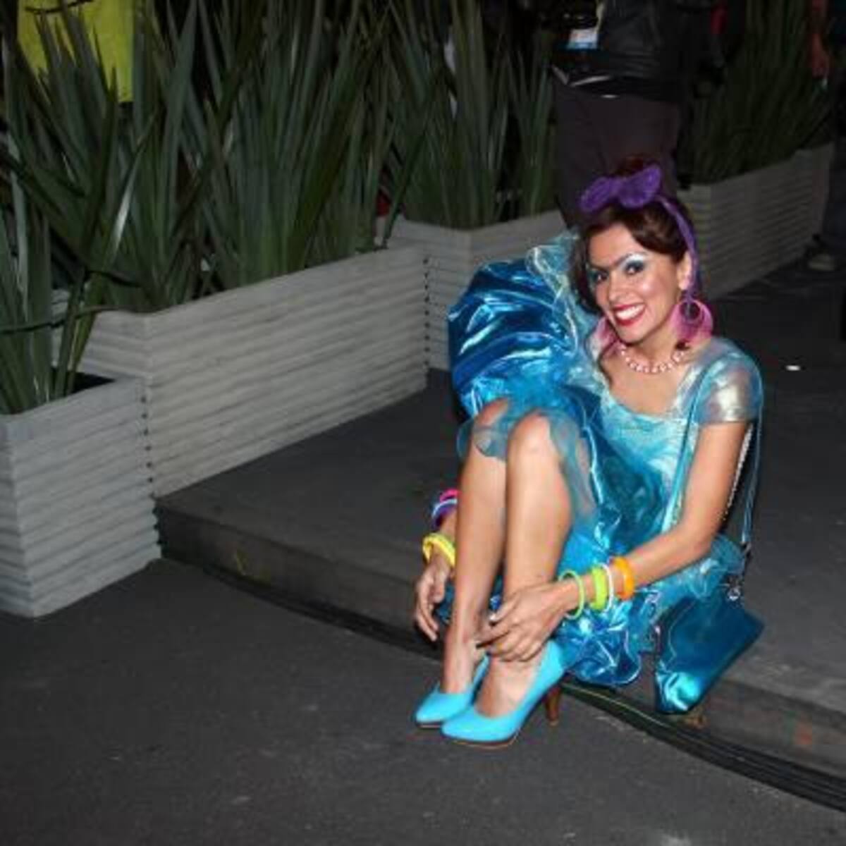 Mónica Layton bromeó con todos los actores en la alfombra roja. Ella fue la única actris que asistió caracterizada a la gala.(Foto: Colprensa/VANGUARDIA LIBERAL)