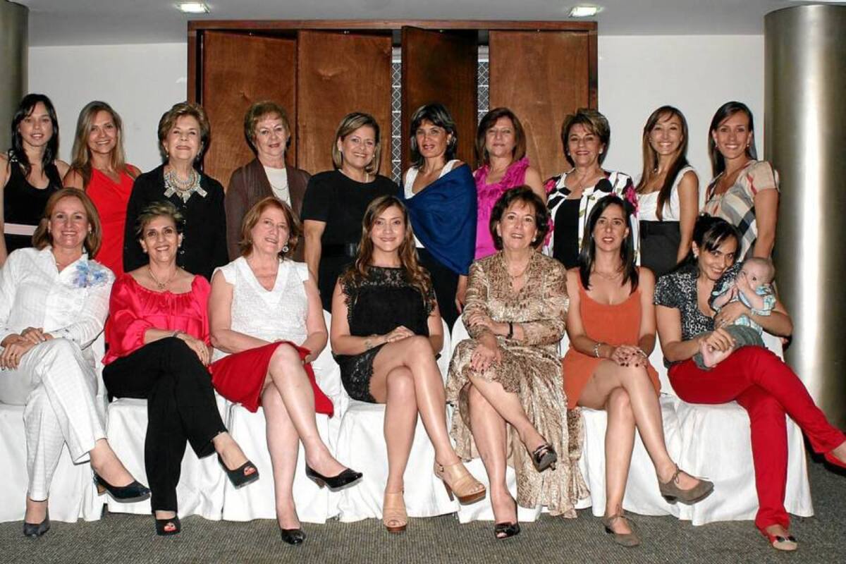 Susana Galvis, María Teresa Orduz, Amparo Galvis de Orduz, Ana Isabel de Orduz, Gloria Lucía Trujillo, Paula Estevez, Ana María la Torre, Ximena Valderrama, Sofía Rincón, Margie Forero de Escandón, Susana Pinzón, Luz Amparo Méndez, Claudia Jaimes González, Magali Márquez, Martha González, Lila Fernández y María Angélica López. (Foto: Mauricio Betancourt / Vanguardia Liberal)