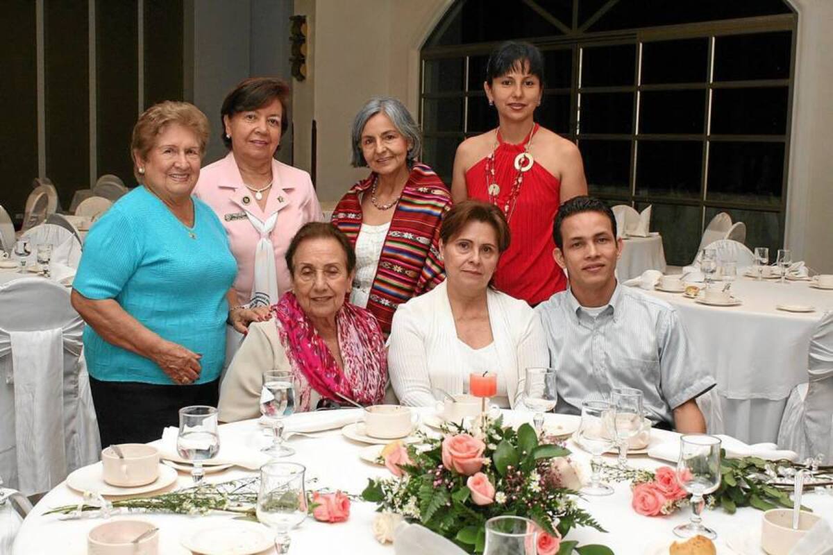 Luz Ángela Uribe, Irma Anaya, Martha Elena Uribe, Sandra Ramírez, Dioselina de Castañeda, Martha de Carrillo y Fabio Alexander Agudelo. (Foto: Mauricio Betancourt / Vanguardia Liberal)