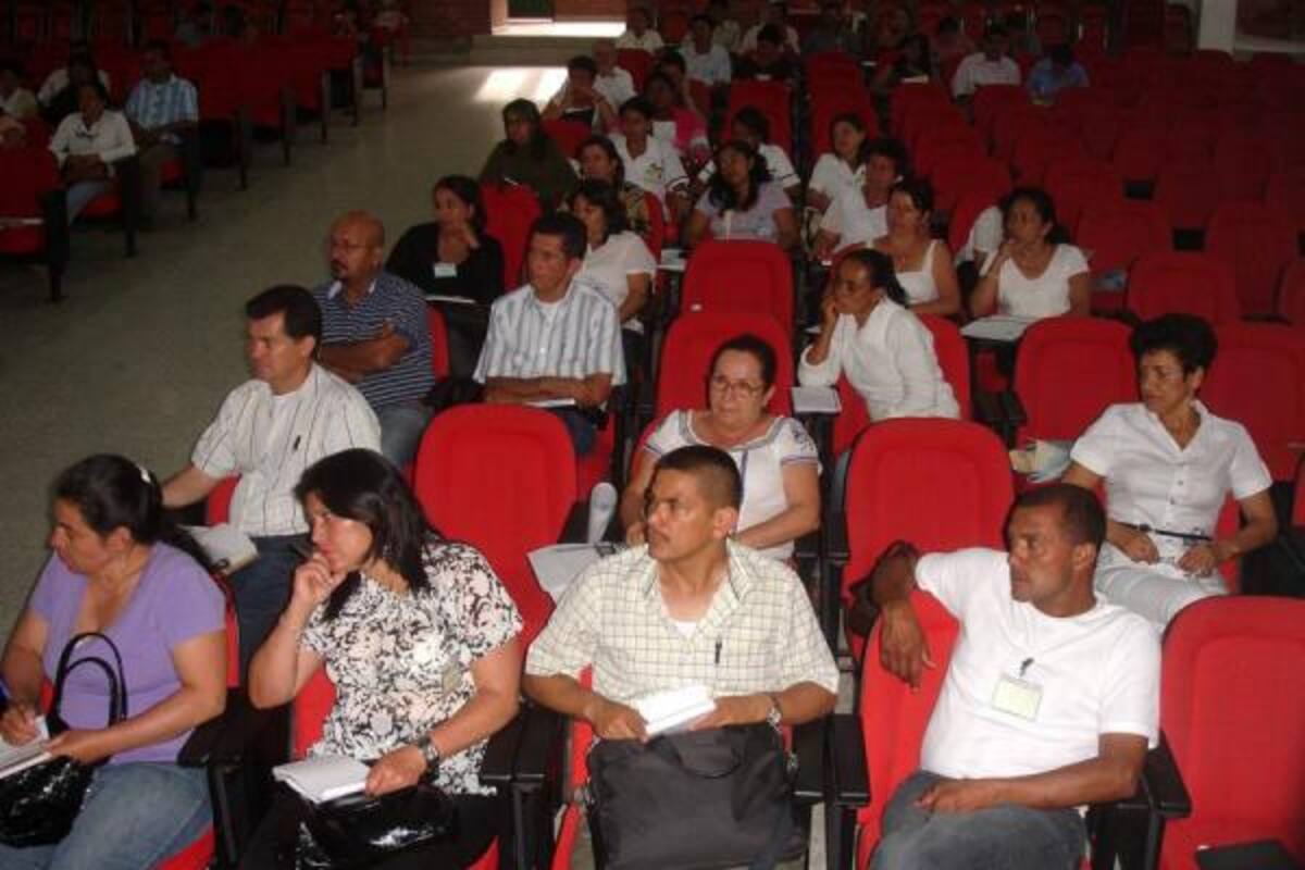 En la imagen algunos de los docentes de Cimitarra, Jesús María, Vélez, Barbosa, entre otros, asistentes al Foro sobre educación inclusiva, realizado en el auditorio del Inscomercio. (Foto: Nancy Acuña R /VANGUARDIA LIBERAL)