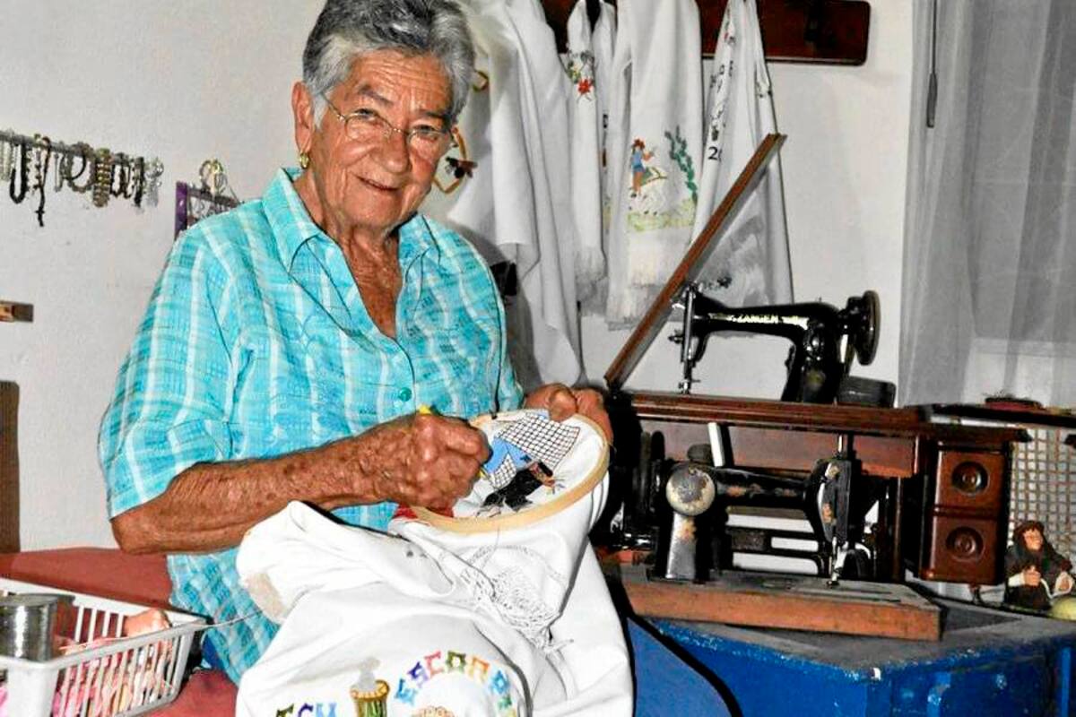 Esta es la delicada labor que desarrolla doña Alcira, bordando los ponchos que desde hace 66 años pacientemente decora con arte y creatividad. (Foto: LUIS FERNANDO MARTINEZ V. /VANGUARDIA LIBERAL)